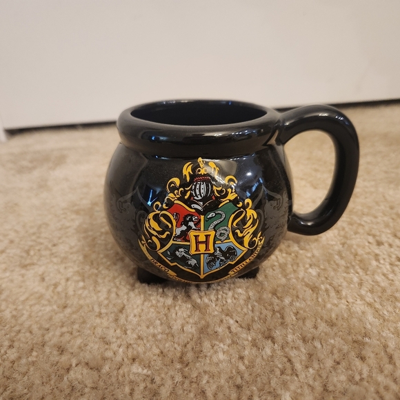 Harry Potter Black Cauldron Coffee Mug Hogwarts School Crest Ceramic Cup 20 OZ - Picture 1 of 5